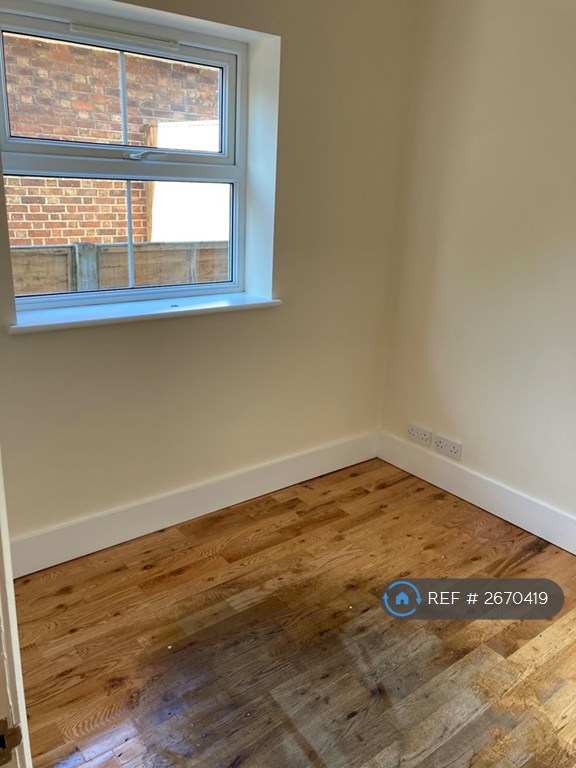 3 bedroom house in West Molesey, West Molesey, KT8 (3 bed) (#2670419)