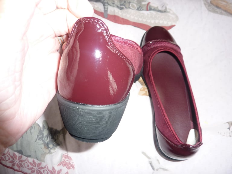 Ladies Burgundy Patent/Suede Wedge Walking Shoes Size 5 *NEW*