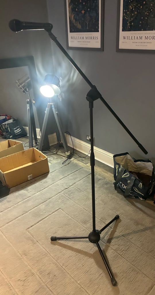 Peavey PVi 100 microphone, stand, XLR cable and case