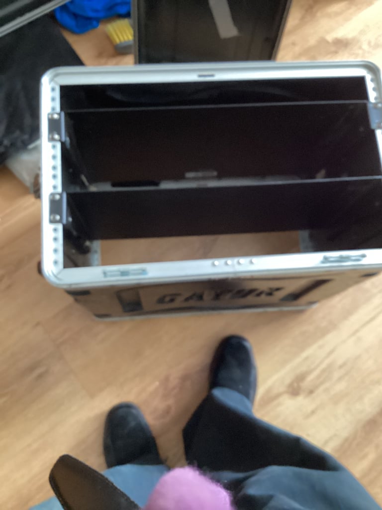 Flight case used for 2 cdg players can be used for mini disc players etc with leads in the back