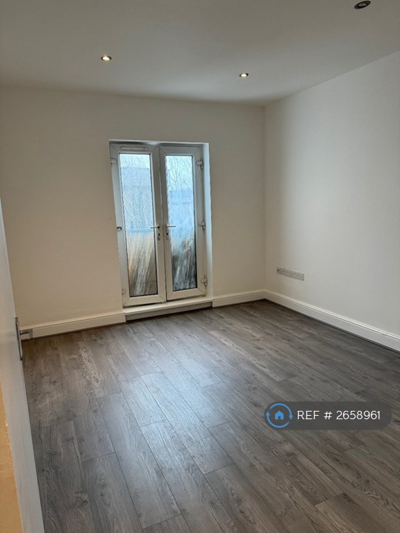 1 bedroom flat in Park Road, London, N14 (1 bed) (#2658961)