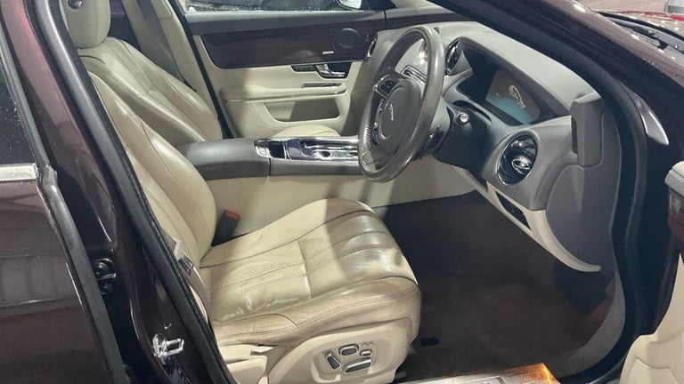 2010 Jaguar XJ 3.0d V6 Portfolio Saloon 4dr Diesel Auto Euro 5 (275 ps) SALOON Diesel Automatic
