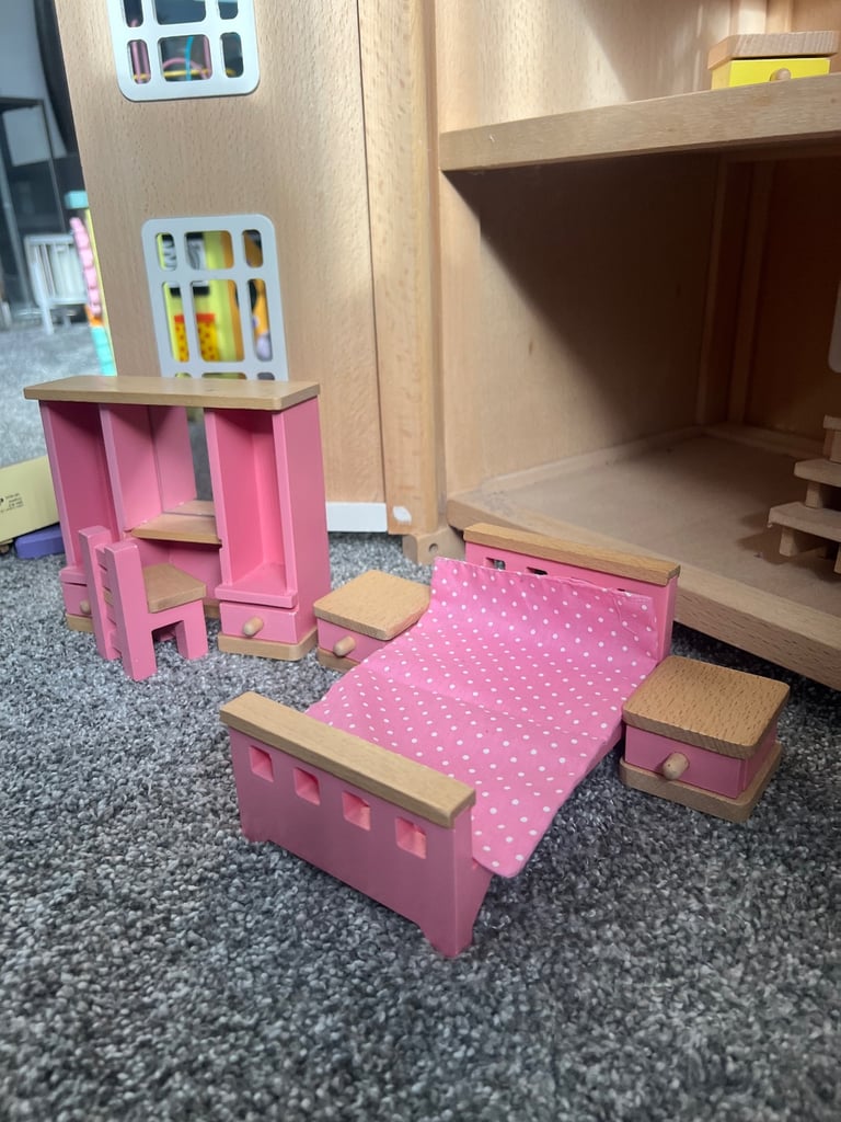 Doll house and Furniture Tildo