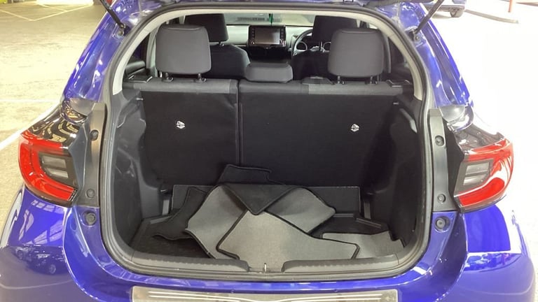 2022 Toyota Yaris 1.5 VVT-h Design Hatchback 5dr Petrol Hybrid E-CVT Euro 6 (s/s) (116 ps) 1  Hat...
