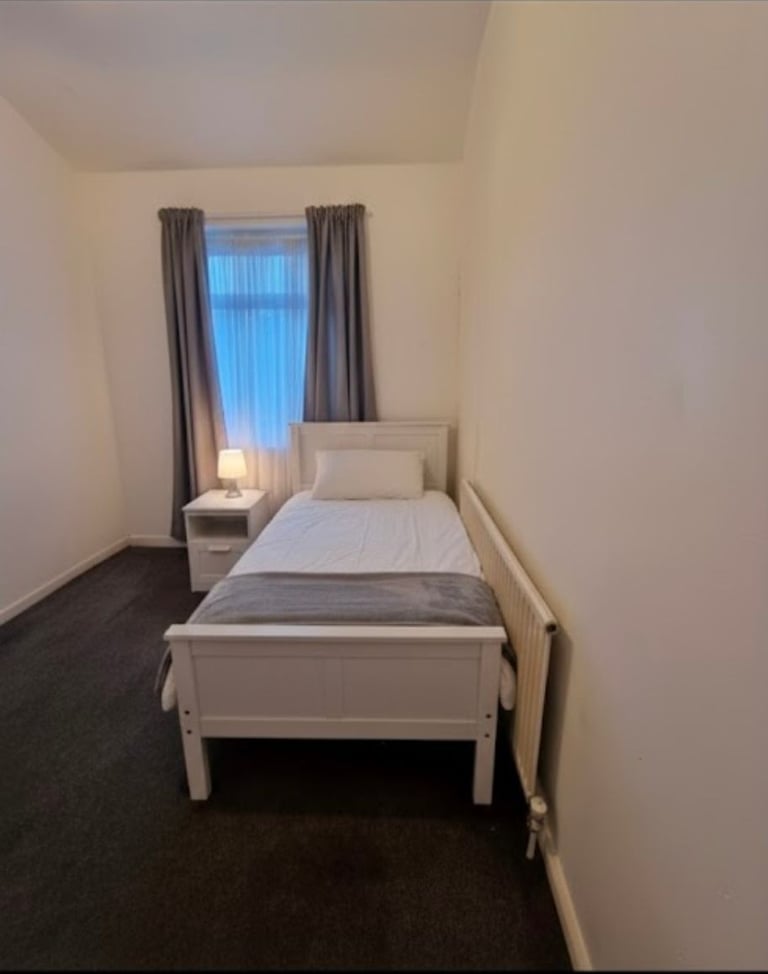 Single Room to Let rm12 bills included 