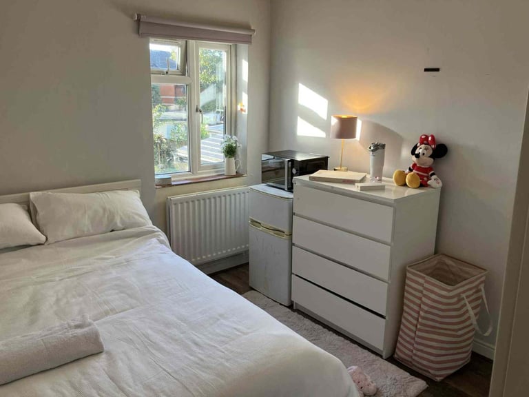 Double room near Heathrow- perfect for Cabin crew