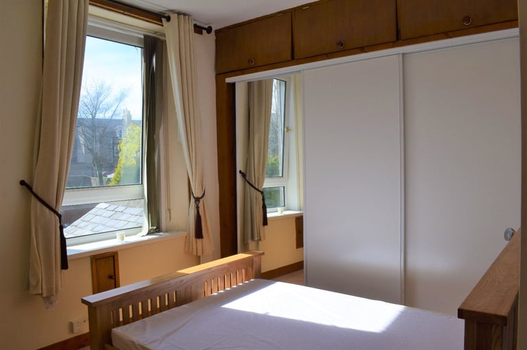 Stunning refurbished spacious one bed west end flat. Close to RGU and City Centre. Private Landlord