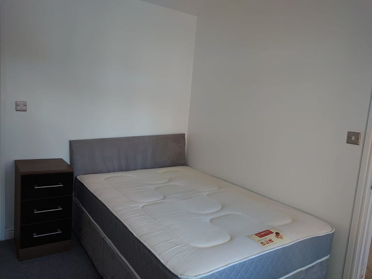1 bed flat, Double room with onsuite and separate lounge