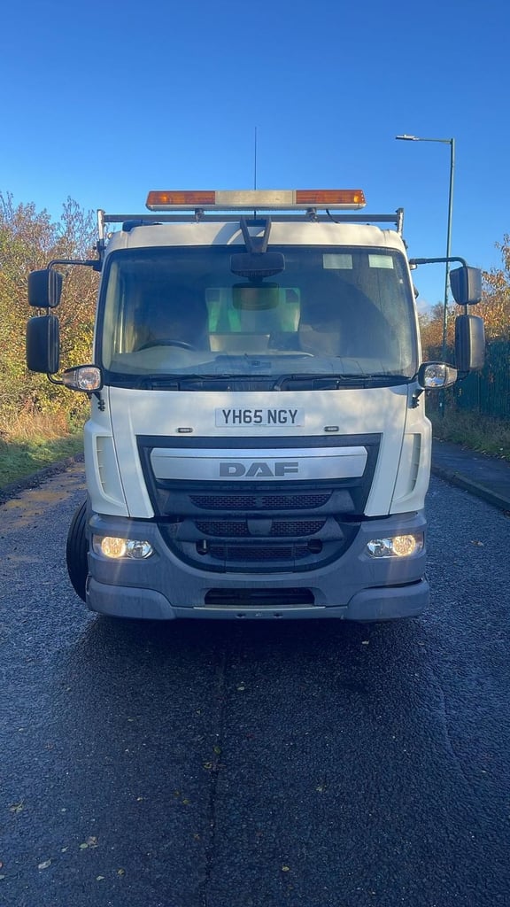 2015 (65) LEYLAND DAF LF220 HOOKLOADER. ENCLOSED BODY. 18 TON GVW. EURO 6. 