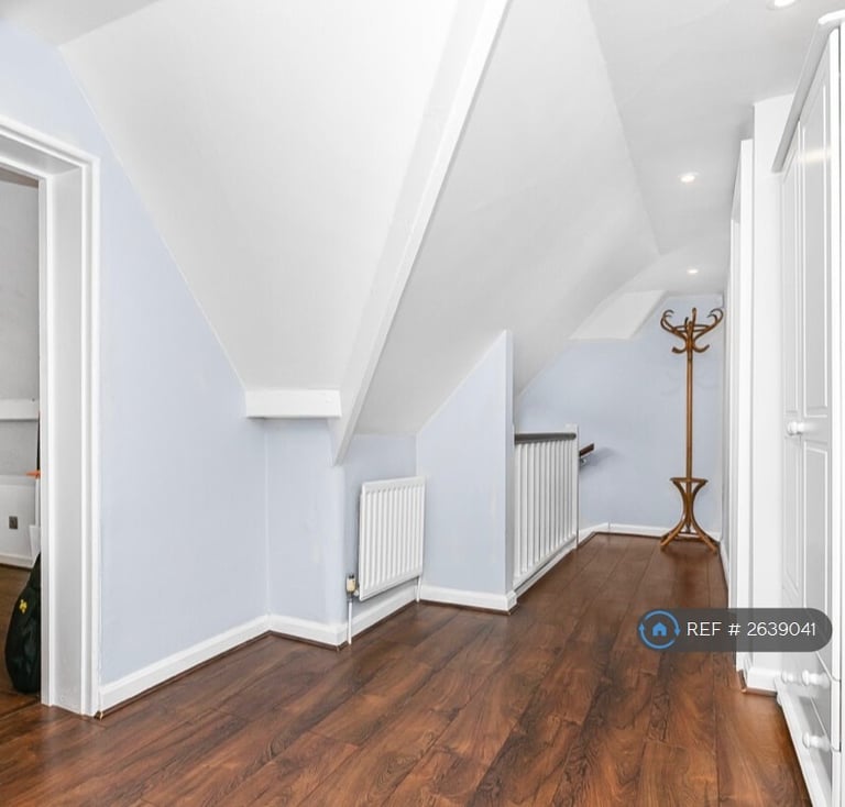 3 bedroom flat in Devey Close, London, KT2 (3 bed) (#2639041)