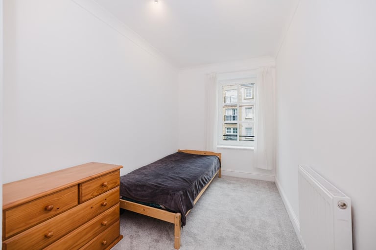Stunning, 3 bedroom, HMO flat near Causewayside – with private parking – available NOW