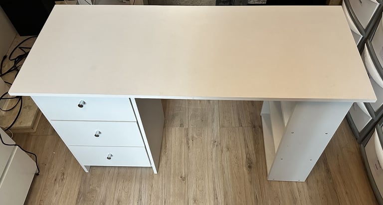 USED WHITE OFFICE/COMPUTER DESK 120x49CM