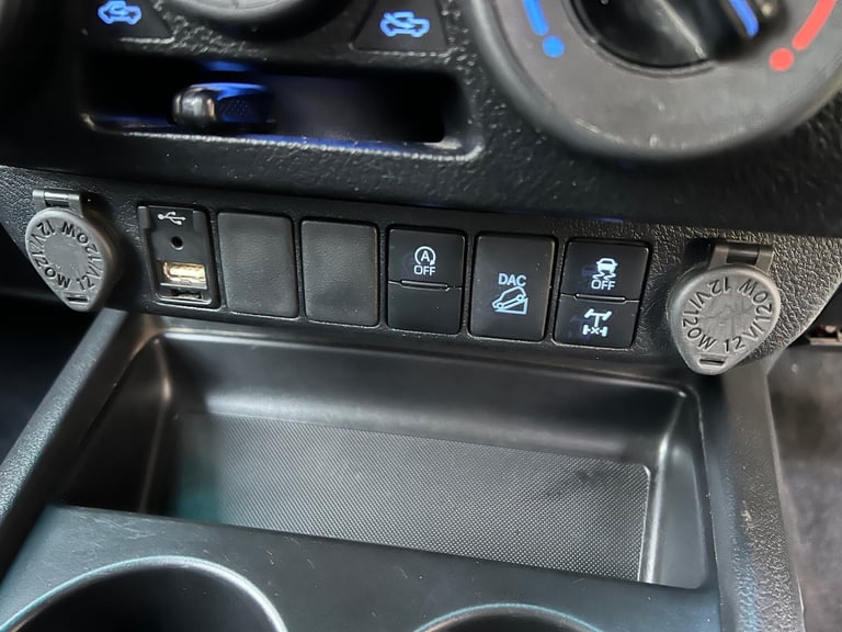 TOYOTA HILUX 2.4 D-4D 150PS ICON AUTOMATIC 4X4 UTILITY PICKUP 73 29,700 MILES