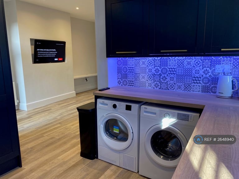 6 bedroom house in Halkyn Avenue, Liverpool, L17 (6 bed) (#2648940)