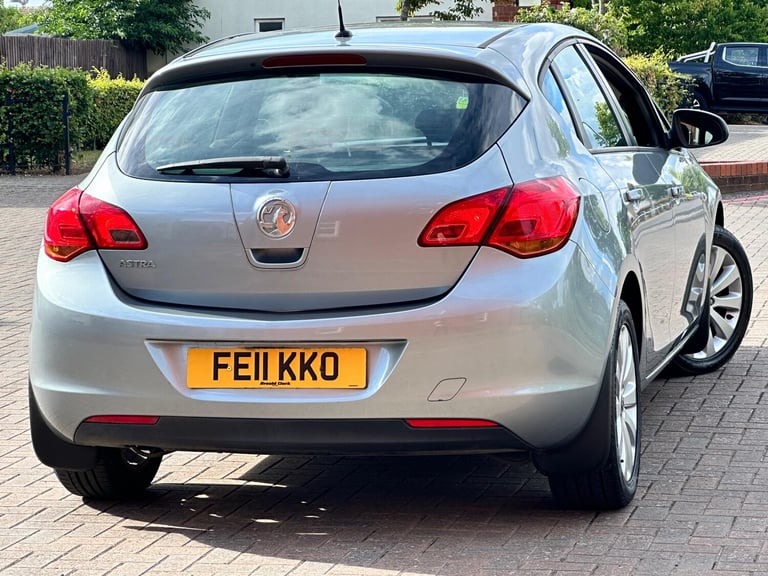 2011 Vauxhall Astra 1.4 16v Exclusiv Euro 5 5dr HATCHBACK Petrol Manual