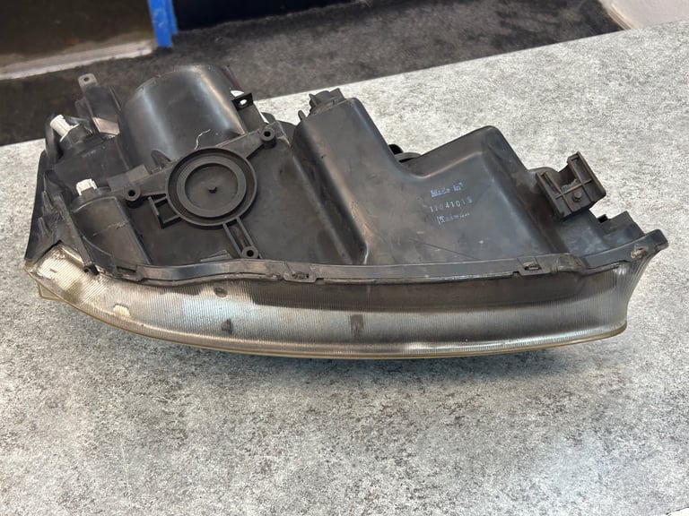 Honda civic 2005 passenger side headlight 