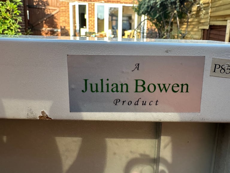 Lovely Julian Bowen Modern High Gloss 4ft6 Double Size Bed Frame – Superb Condition