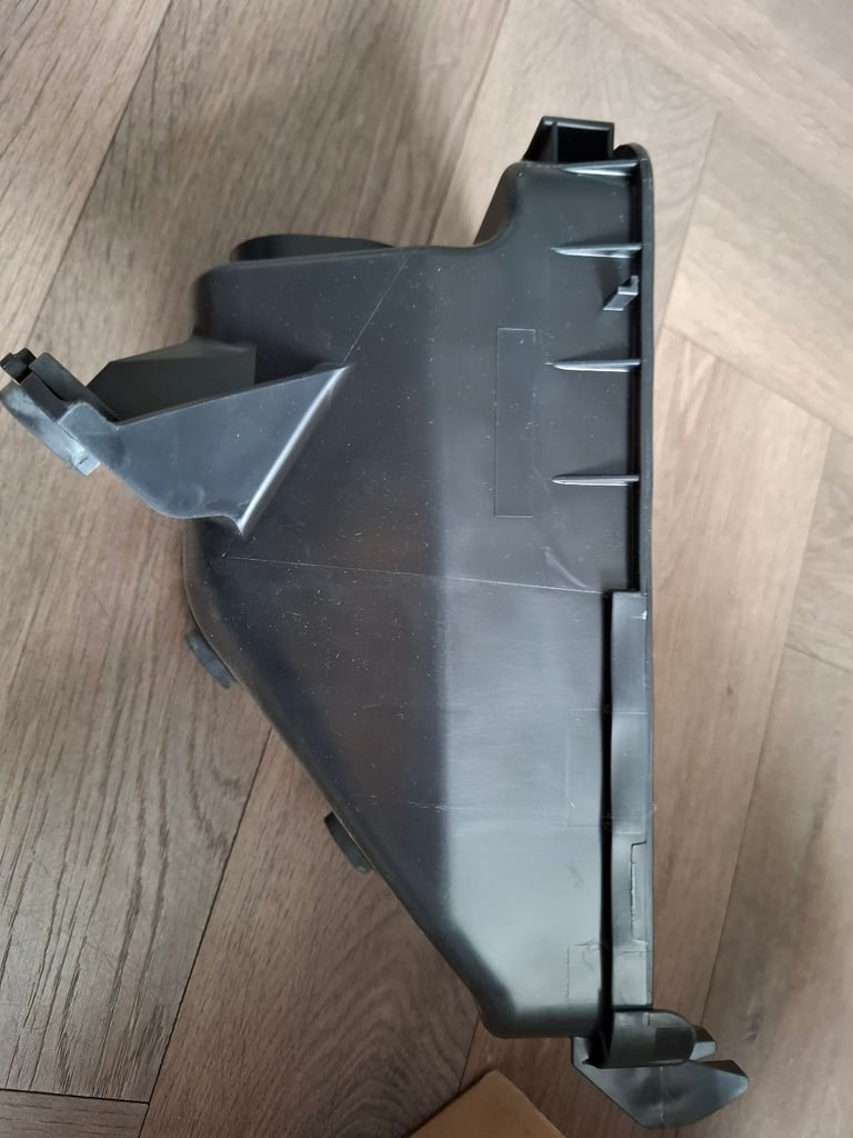 1500A284 Bottom Air Filter Box for Mitsubishi models. 