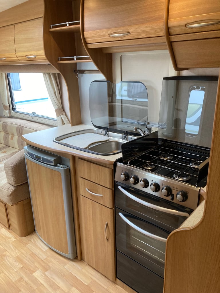 Coachman VIP 430/4 Fixed Bed