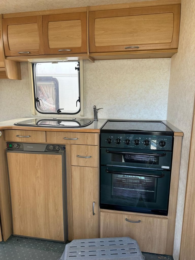 2003 Lunar solar 2 berth with motor mover 
