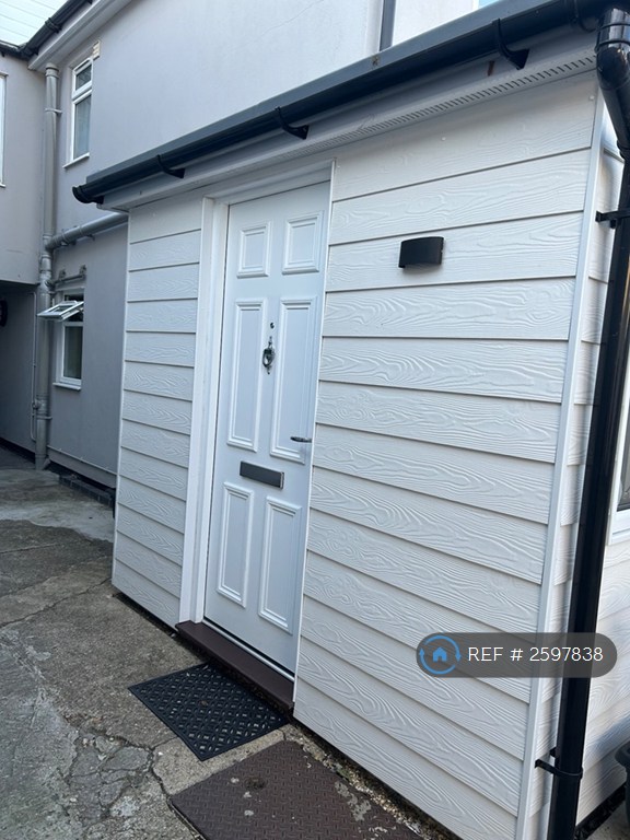2 bedroom flat in Cowper Road, Sittingbourne, ME10 (2 bed) (#2597838)