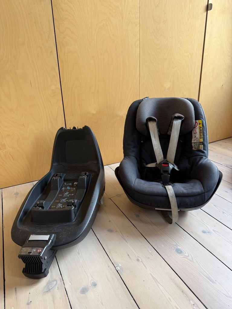 Maxi-Cosi Pearl i-Size car seat and ISOFix base