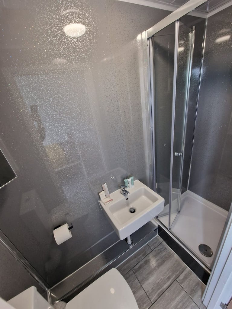 Room to let rent single ensuite luton town cheap lu1 universal dss credit benefits