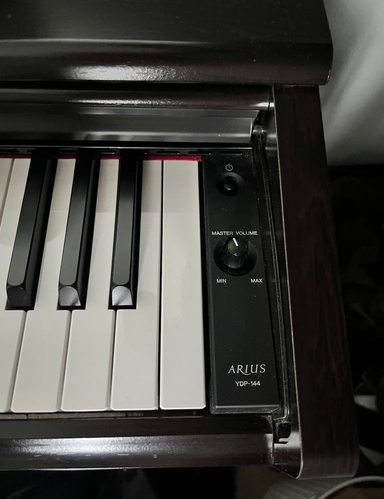 Beautiful Yamaha Arius YDP/144 Digital Piano 