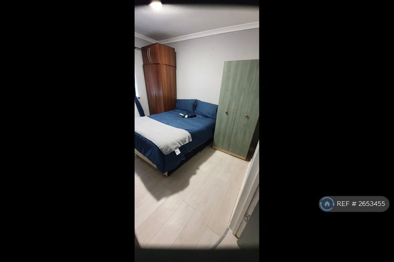 3 bedroom flat in Ealing Broadway, London, W5 (3 bed) (#2653455)