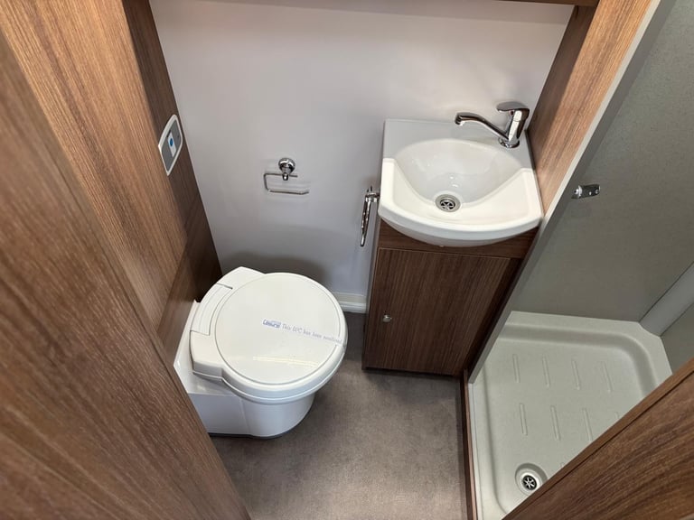 2019 Bailey Phoenix Vogue 642 SE Fixed Beds, End Washroom, 12 Months Warranty