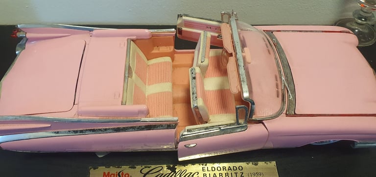 Maisto 1/18 Scale Diecast Model Car - 36813 1959 Cadillac Eldorado Biarritz Pink
