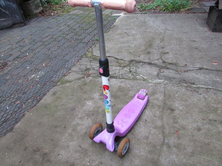 image for Kid's Scooter in great condition. LED Sparkling Wheels.
