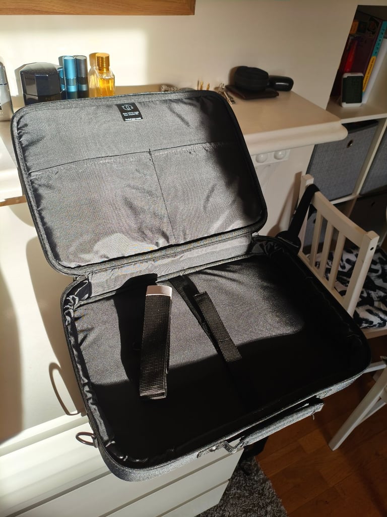 Dicota laptop bag for up to 14" laptops