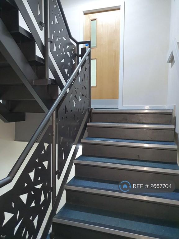 2 bedroom flat in Low Street, Sunderland, SR1 (2 bed) (#2667704)