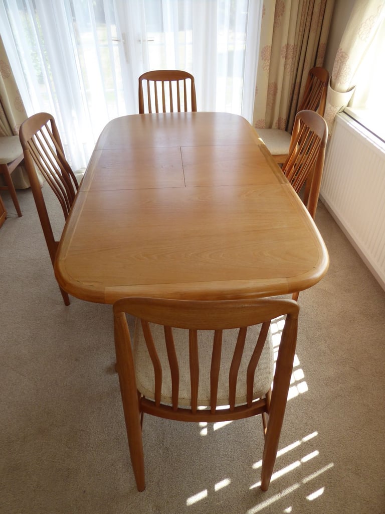 Benny Linden Dining Room Extendable Table / Six Matching Chairs