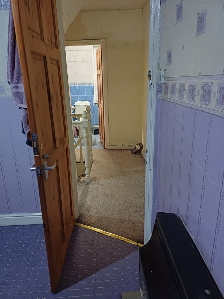 ROOM TO LET