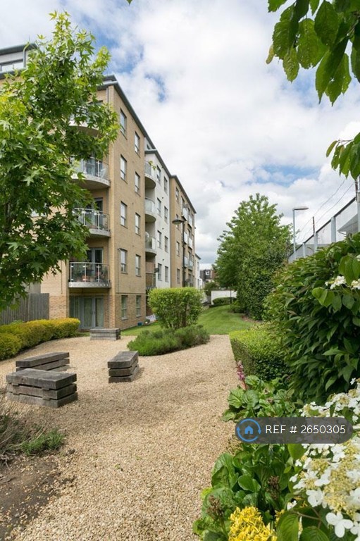 2 bedroom flat in Walthamstow Central, London, E17 (2 bed) (#2650305)