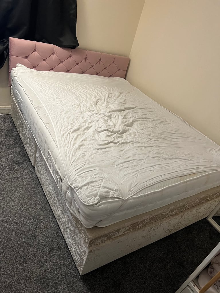 image for Super King Size Beds - Crushed Velvet Divan Bed with Chesterfield Headboard