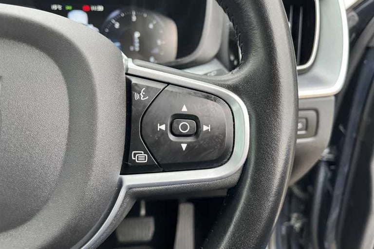 2020 Volvo XC60 2.0 D4 Momentum SUV 5dr Diesel Auto Euro 6 (s/s) (190 ps) SUV Diesel Automatic