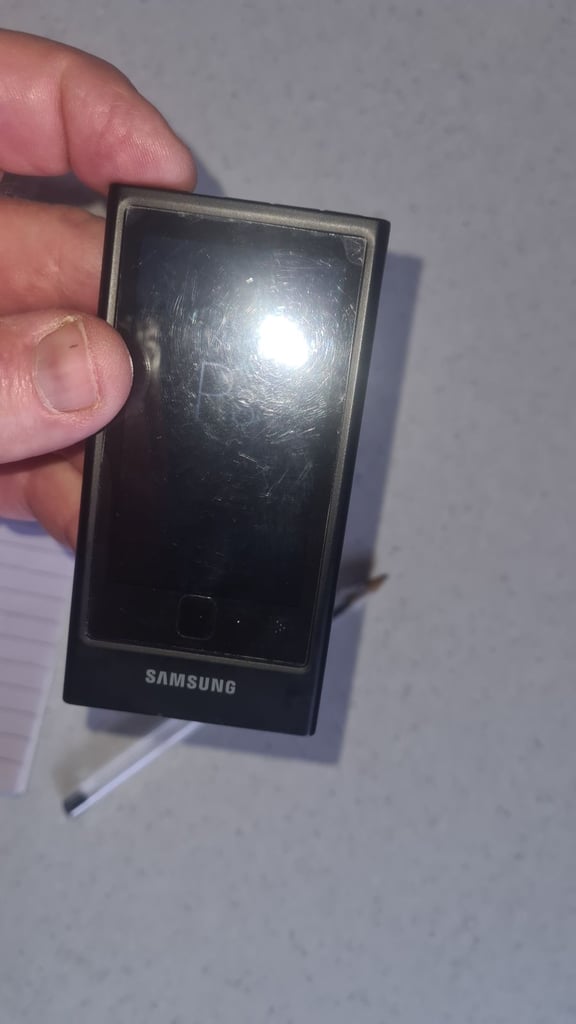 Samsung yp-p3 16gb Bluetooth mp3 player with proprietary wall/ usb charger/ data transfer cable 