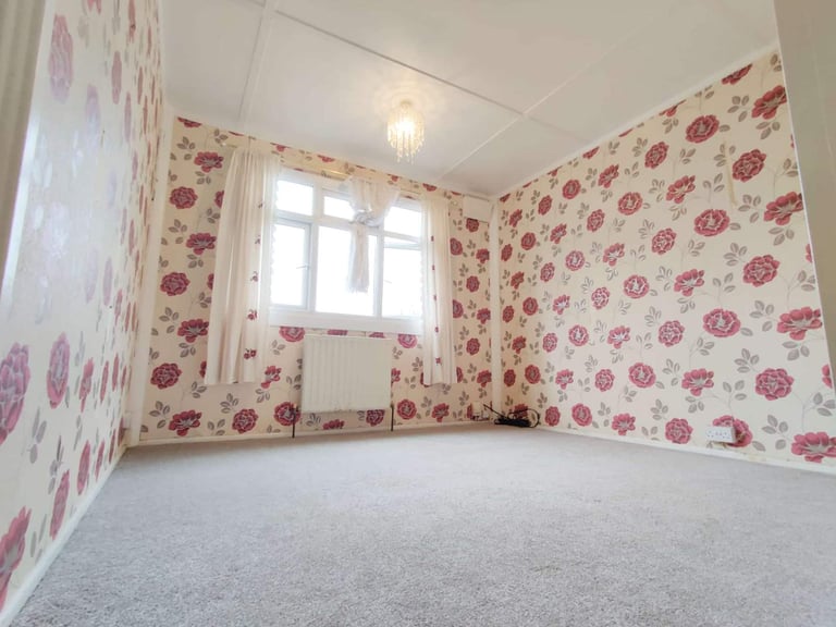 3 BED HOUSE TO LET IN MORDEN FEW MINS FROM TUBE £1890
