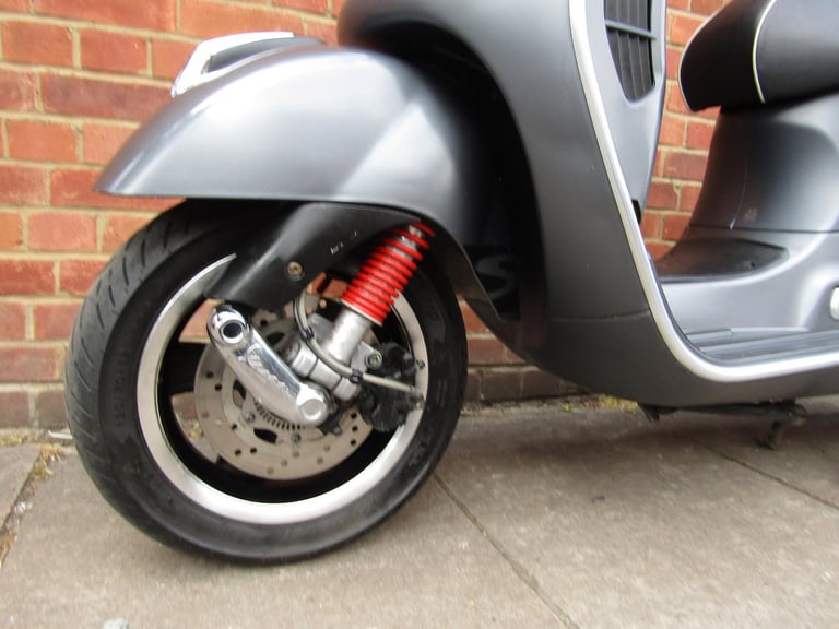 Piaggio Vespa GTS 300 * ONE KEEPER FROM NEW * 9850  MILES* MAT GREY * 