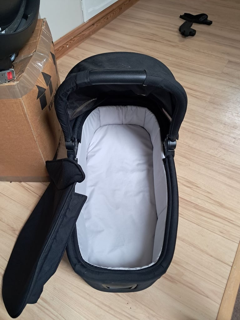 Mamas & Papas Flip XT2 travel system pushcair in Black/Grey (7piece - including car seat)