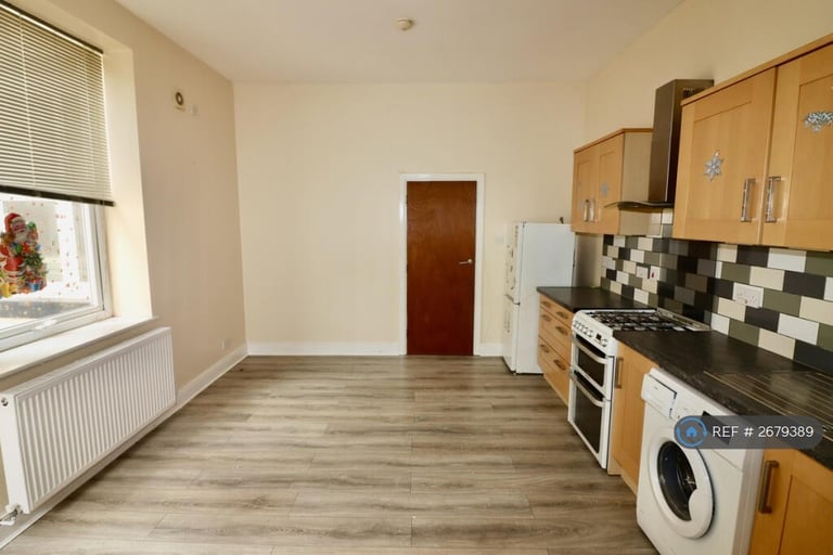 2 bedroom flat in New Ferry Road, Wirral, CH62 (2 bed) (#2679389)