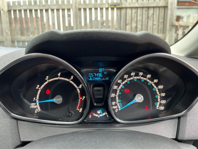 FORD FIESTA 1.25 ZETEC 5DR 11 MOT £35 TAX 2 F/KEEPERS!