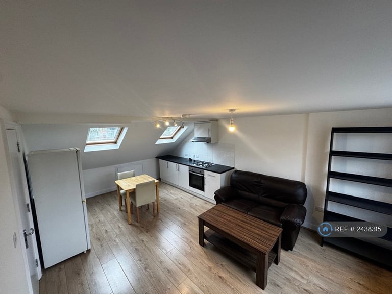 1 bedroom flat in Gordon Road, London, W5 (1 bed) (#2438315)