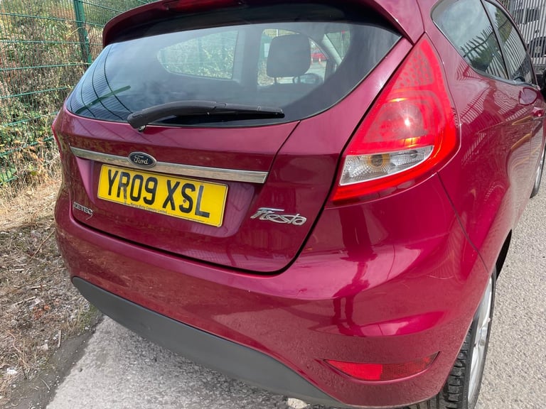 FORD FIESTA 1.2 ZETEC 09 REG MAGENTA RED 3 DOOR MOT JANUARY 12TH 2026 LOW INSURANCE 48+MPG