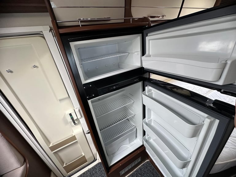 Roller Team Auto-Roller 694 4 berth DIESEL MANUAL 2014/14