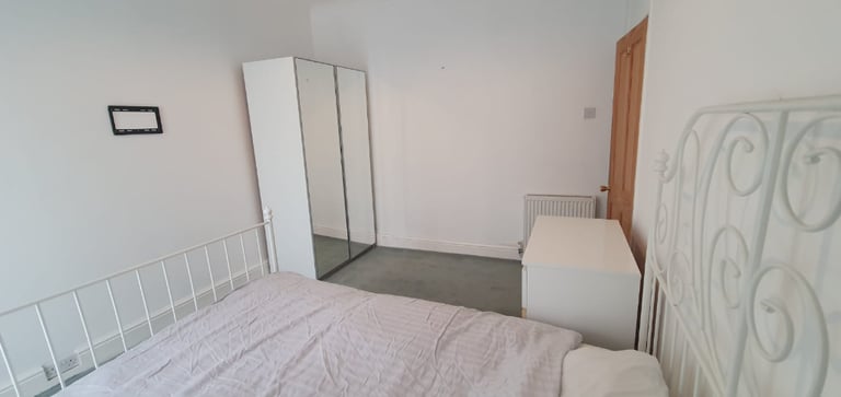 Dble room in large newly renovated house (single occupancy only) 