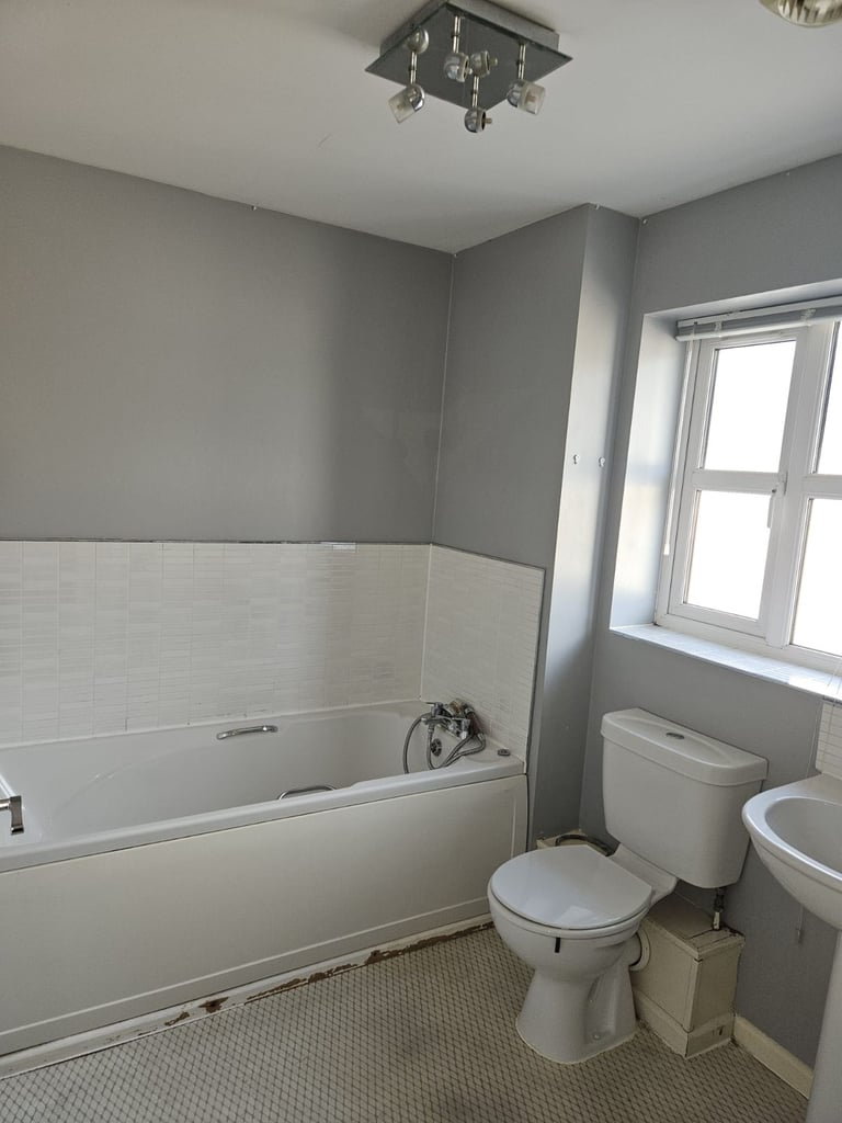 3 Bedroom Semi-Detach House with Garage to Let